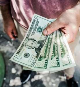 Shopping with counterfeit banknotes